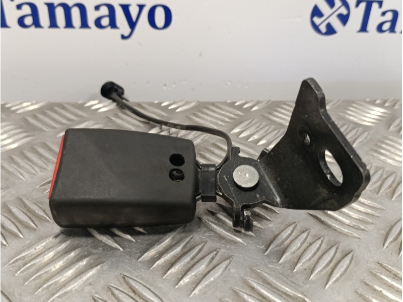Recambio de enganche cinturon trasero izquierdo para peugeot 308 1.6 blue-hdi fap referencia OEM IAM   