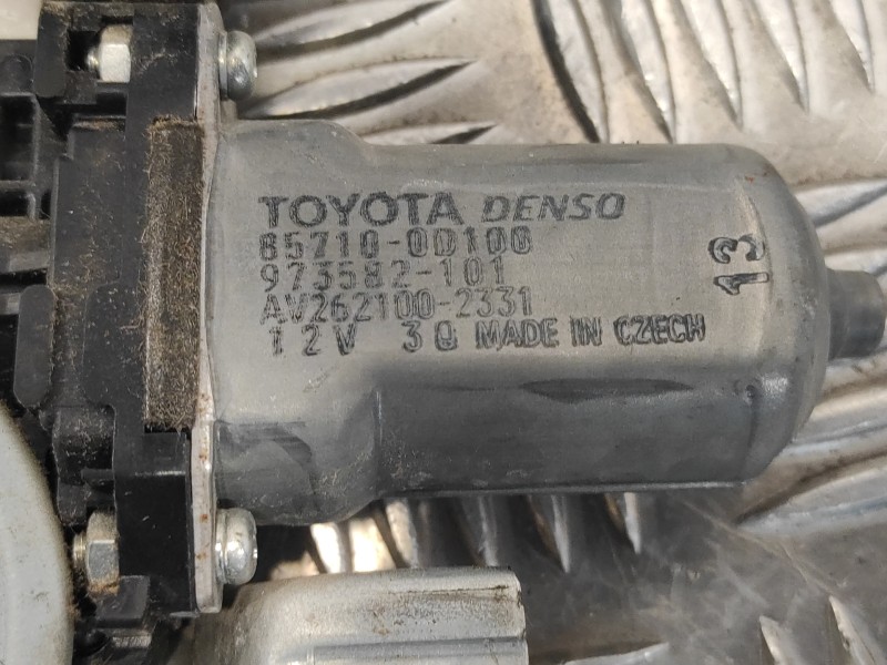 Recambio de elevalunas delantero derecho para toyota yaris 1.3 16v cat referencia OEM IAM 857100D100 AV2621002331 973582101