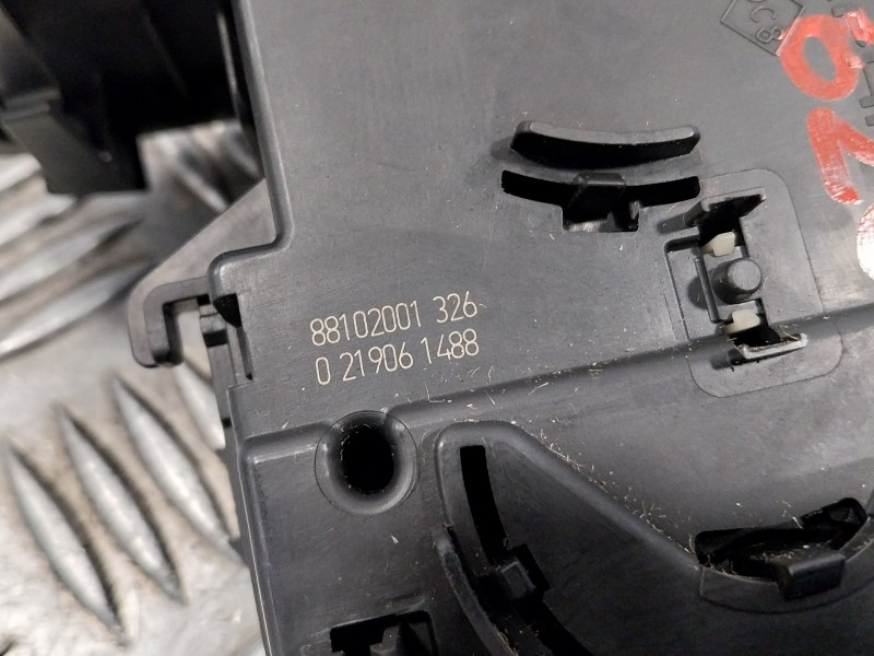 Recambio de mando intermitentes para renault clio iii referencia OEM IAM 88102001326  88102001