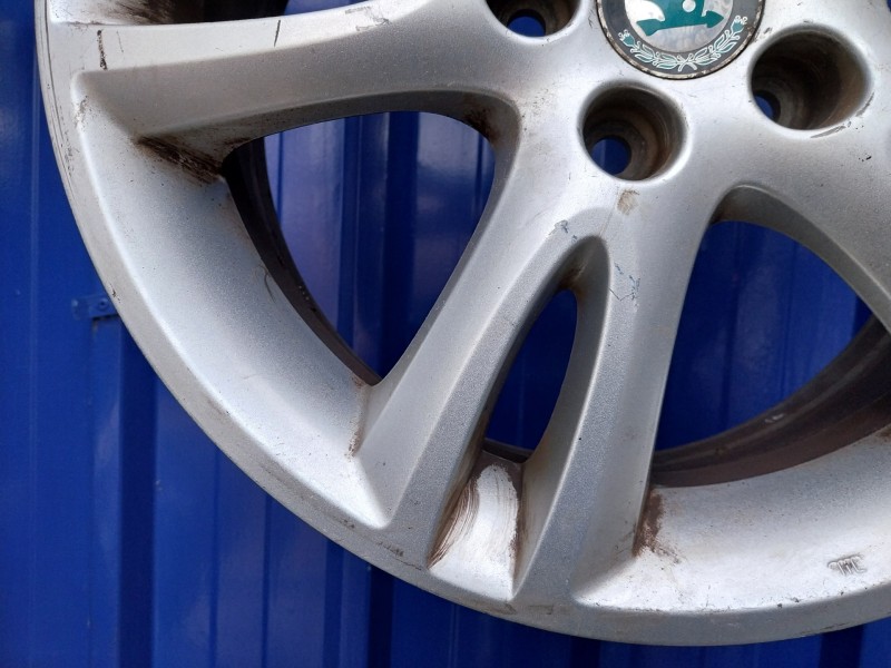 Recambio de llanta para skoda roomster (5j7) 1.9 tdi referencia OEM IAM 5J0601025  