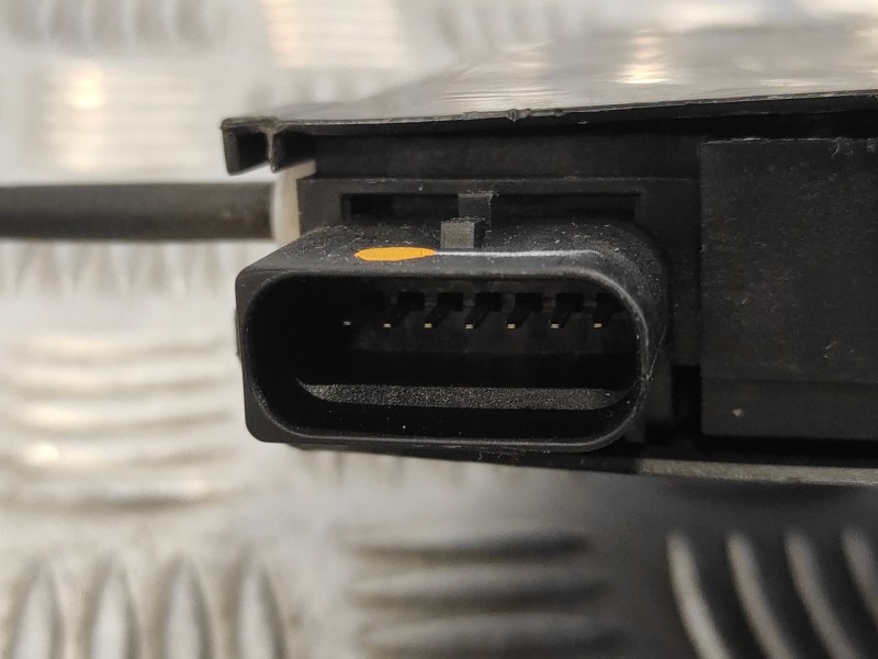 Recambio de cerradura puerta trasera derecha para peugeot 308 1.6 blue-hdi fap referencia OEM IAM 9826110980  