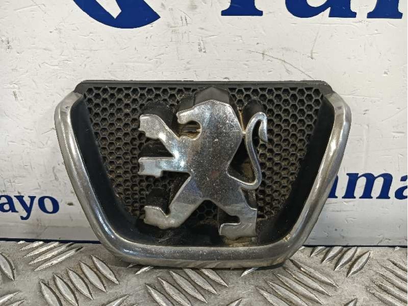 Recambio de anagrama delantero para peugeot 206 berlina referencia OEM IAM   