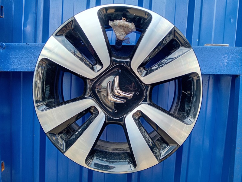 Recambio de llanta para citroën c3 referencia OEM IAM 9813075077  