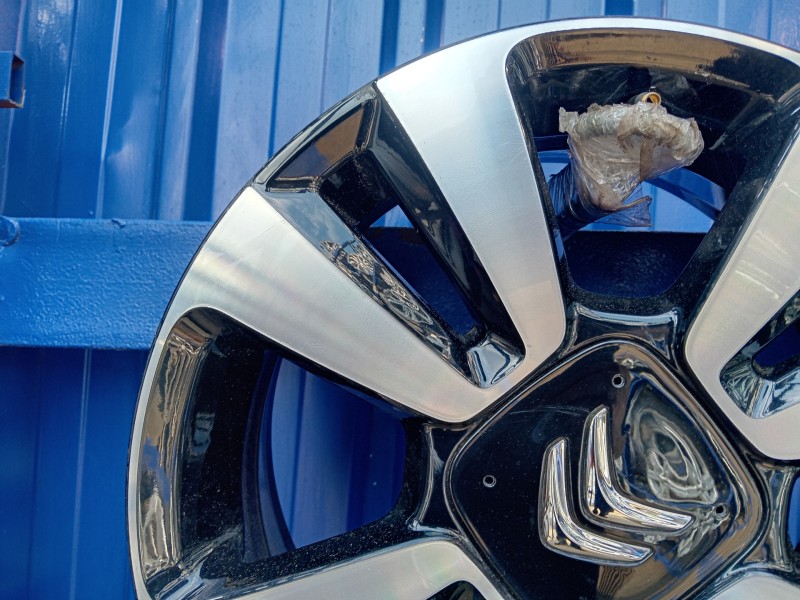 Recambio de llanta para citroën c3 referencia OEM IAM 9813075077  
