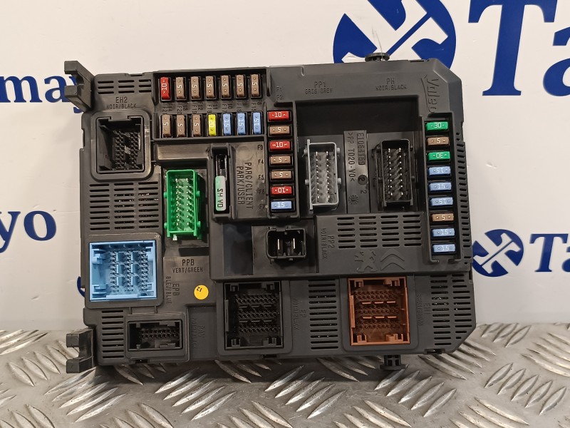 Recambio de caja reles / fusibles para peugeot 208 1.2 12v e-vti referencia OEM IAM 9807531680 22661F01 BSIN0200