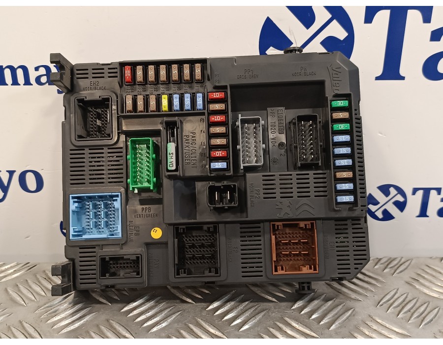 Recambio de caja reles / fusibles para peugeot 208 1.2 12v e-vti referencia OEM IAM 9807531680 22661F01 BSIN0200