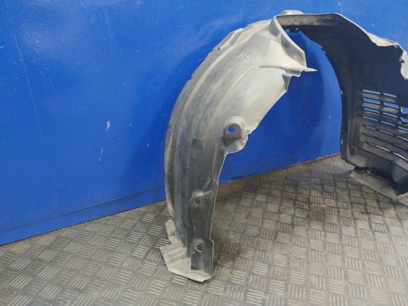 Recambio de plastico paso rueda delantero izquierdo para mazda 3 lim. (bl) referencia OEM IAM BBM4LH  