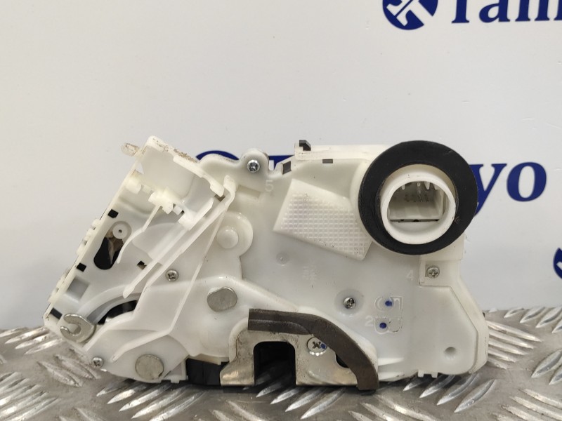 Recambio de cerradura puerta delantera derecha para toyota yaris 1.3 16v cat referencia OEM IAM   