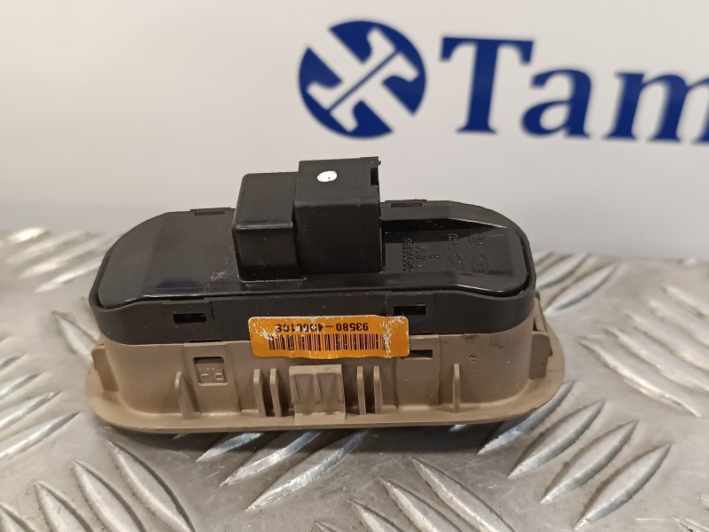 Recambio de mando elevalunas delantero derecho para kia carnival 2.9 crdi cat referencia OEM IAM 935804D801CS  