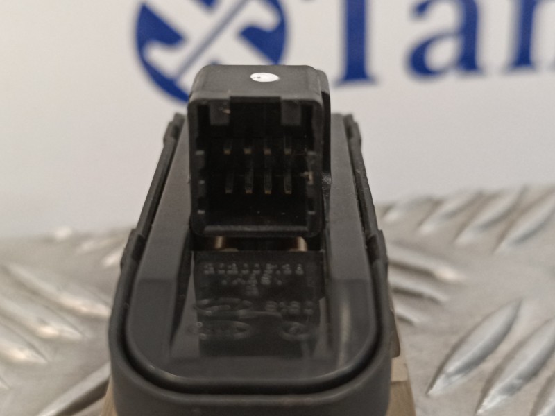 Recambio de mando elevalunas delantero derecho para kia carnival 2.9 crdi cat referencia OEM IAM 935804D801CS  