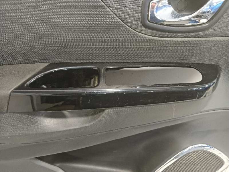 Recambio de guarnecido puerta delantera izquierda para renault captur referencia OEM IAM 156067372  156067352