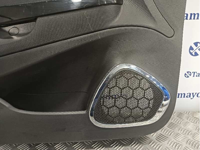 Recambio de guarnecido puerta delantera izquierda para renault captur referencia OEM IAM 156067372  156067352