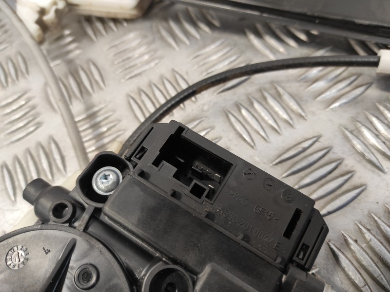 Recambio de elevalunas trasero izquierdo para volkswagen polo (6c1) 1.0 referencia OEM IAM 6R0959811N 0130822532 S850311253