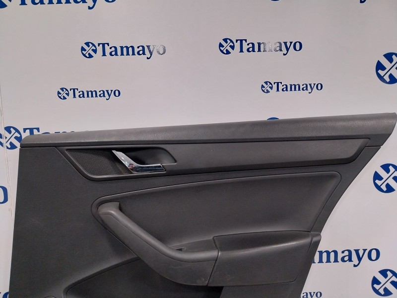 Recambio de guarnecido puerta trasera derecha para skoda rapid 1.6 tdi dpf referencia OEM IAM 5JH867024C  