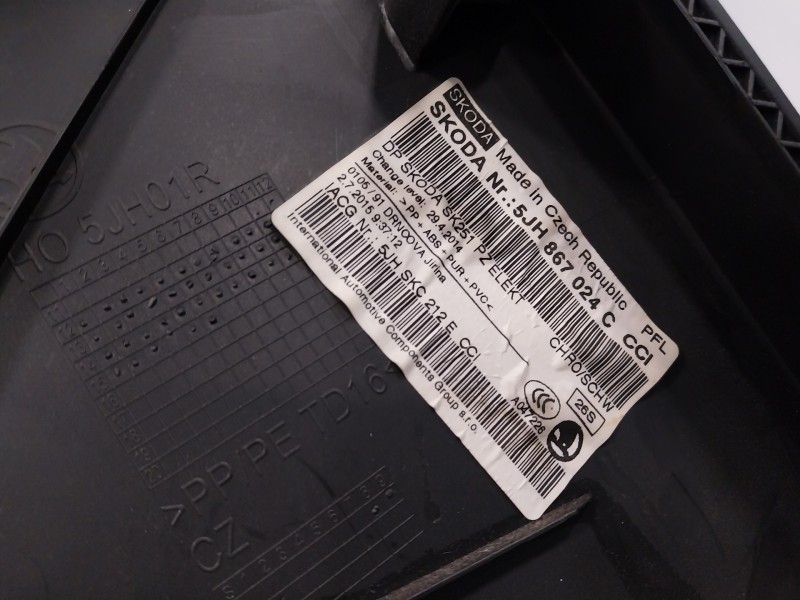 Recambio de guarnecido puerta trasera derecha para skoda rapid 1.6 tdi dpf referencia OEM IAM 5JH867024C  