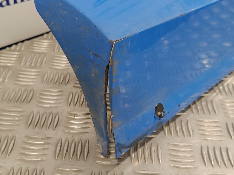 Recambio de spoiler talonera derecha para renault clio iii 2.0 16v cat referencia OEM IAM 8200441785  