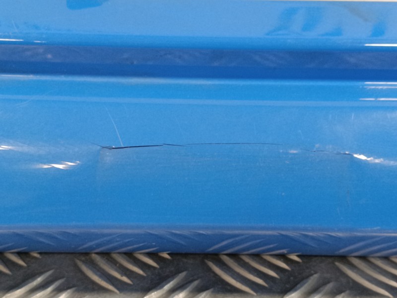 Recambio de spoiler talonera izquierda para renault clio iii 2.0 16v cat referencia OEM IAM 8200441784  