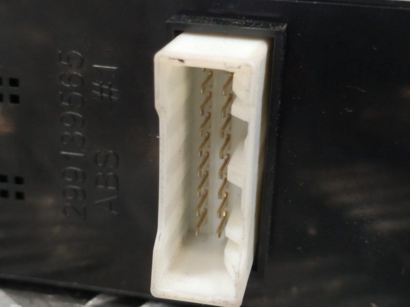 Recambio de mando elevalunas delantero izquierdo para ssangyong tivoli premium 4x2 referencia OEM IAM 8581135000  