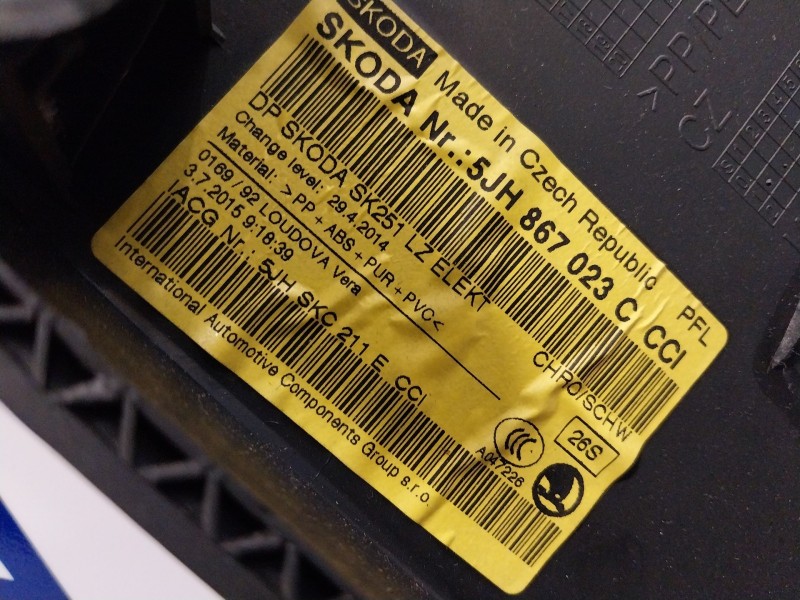 Recambio de guarnecido puerta trasera izquierda para skoda rapid 1.6 tdi dpf referencia OEM IAM 5JH867023C  