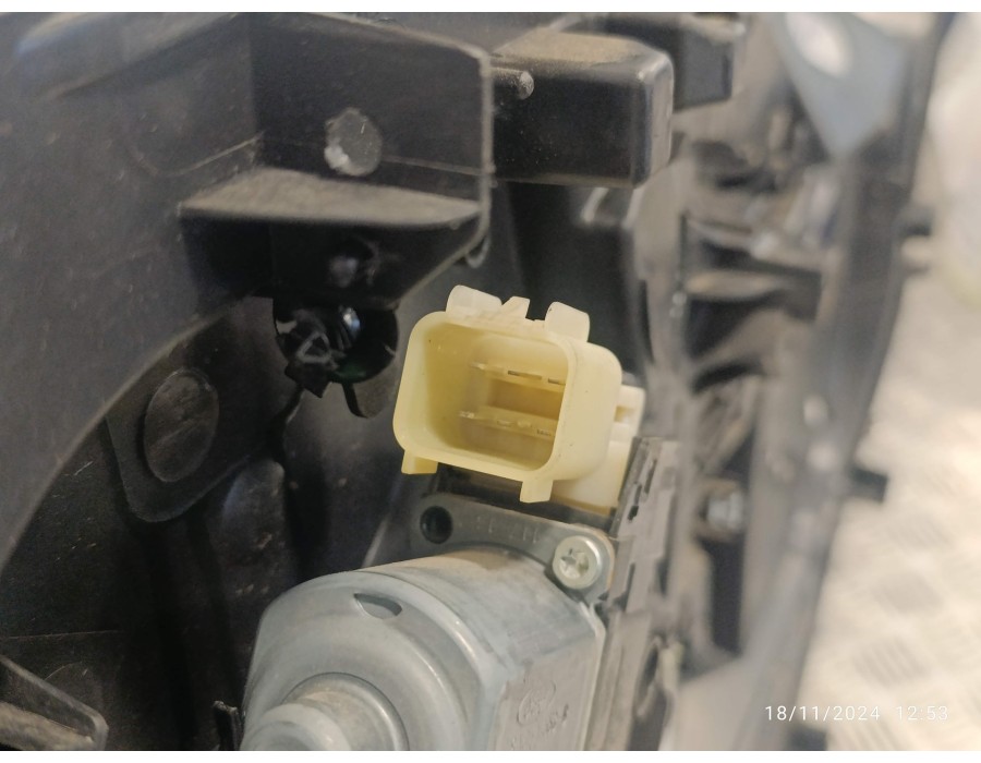 Recambio de elevalunas delantero derecho para ford fiesta (ccn) 1.25 16v cat referencia OEM IAM C1BBA045H16AB  8A6114553B