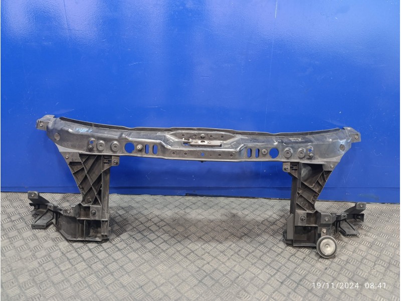 Recambio de panel frontal para mercedes-benz sprinter 02.00  caja cerrada referencia OEM IAM A9068170120  A0019890803