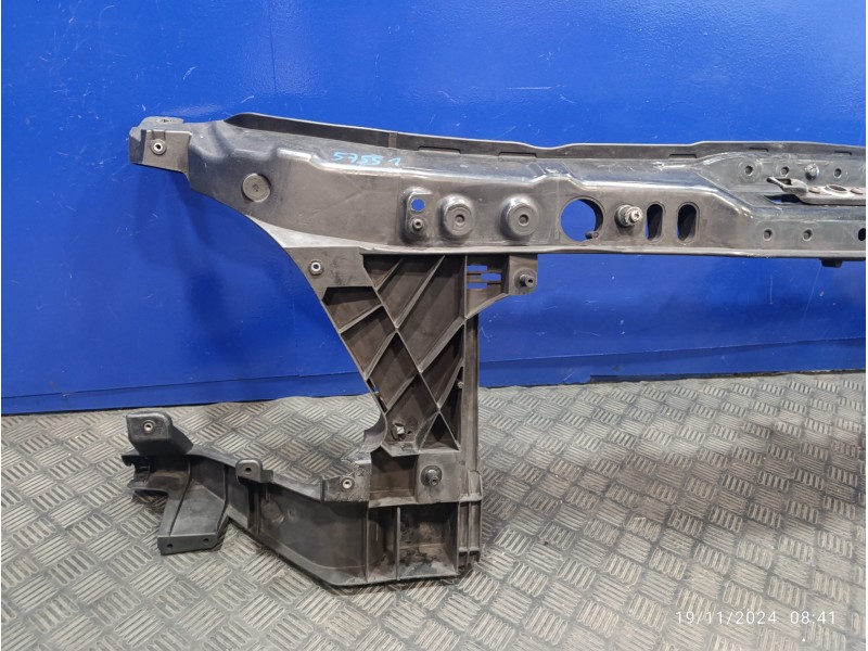 Recambio de panel frontal para mercedes-benz sprinter 02.00  caja cerrada referencia OEM IAM A9068170120  A0019890803