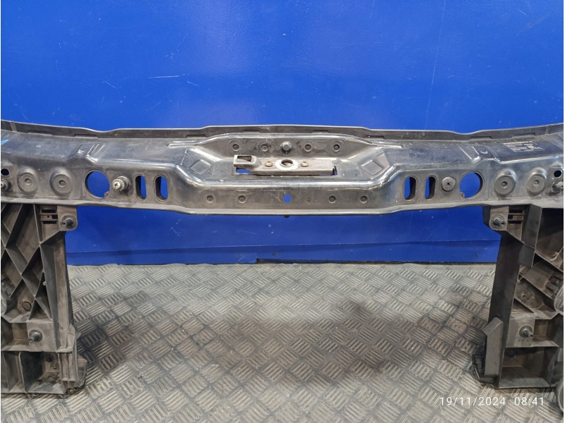 Recambio de panel frontal para mercedes-benz sprinter 02.00  caja cerrada referencia OEM IAM A9068170120  A0019890803