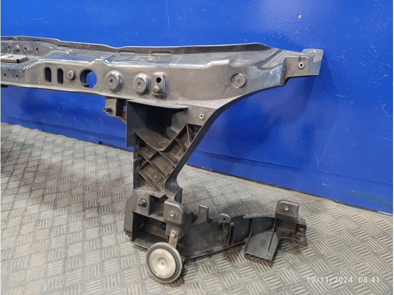 Recambio de panel frontal para mercedes-benz sprinter 02.00  caja cerrada referencia OEM IAM A9068170120  A0019890803