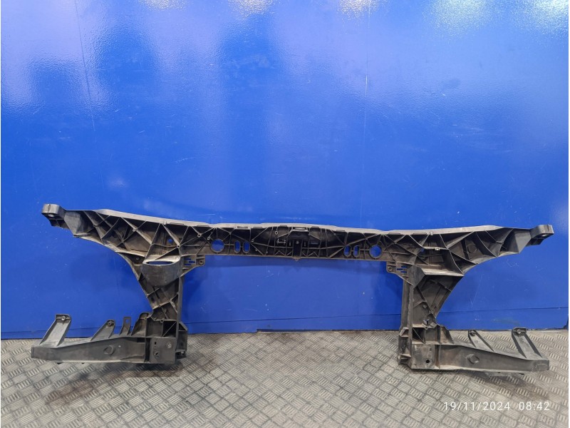 Recambio de panel frontal para mercedes-benz sprinter 02.00  caja cerrada referencia OEM IAM A9068170120  A0019890803