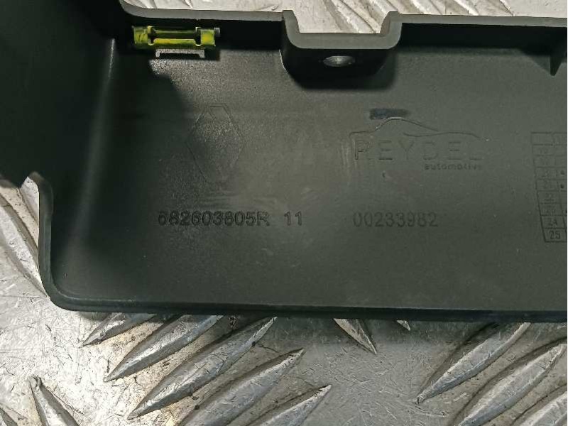Recambio de moldura para nissan interstar m1 fm referencia OEM IAM 682603805R  