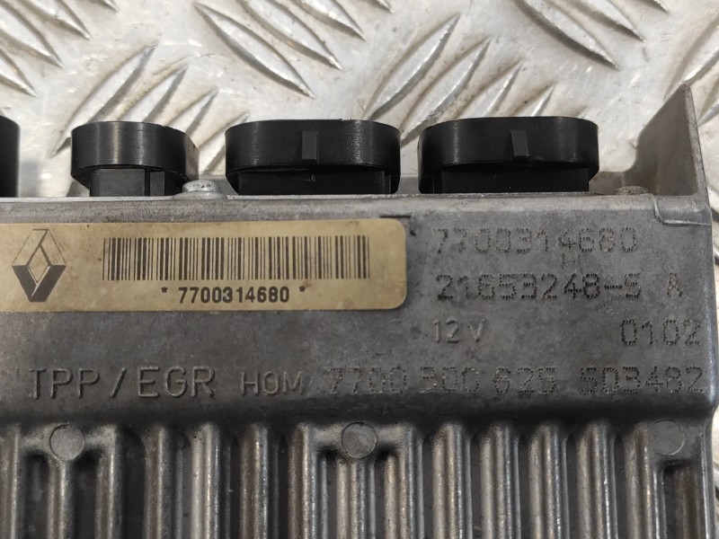 Recambio de centralita motor uce para opel movano 2.8 dti referencia OEM IAM 7700314680 7700300625 216532485A