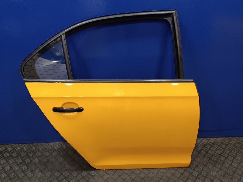 Recambio de puerta trasera derecha para skoda rapid 1.6 tdi dpf referencia OEM IAM   