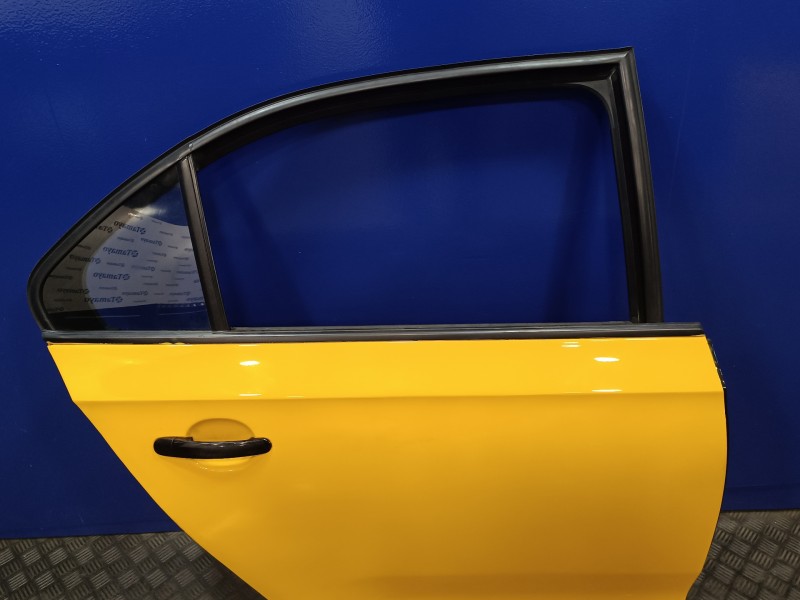 Recambio de puerta trasera derecha para skoda rapid 1.6 tdi dpf referencia OEM IAM   