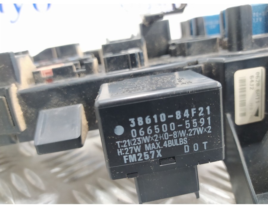 Recambio de caja reles / fusibles para suzuki grand vitara jb (jt) 1.9 ddis turbodiesel referencia OEM IAM 64J2  