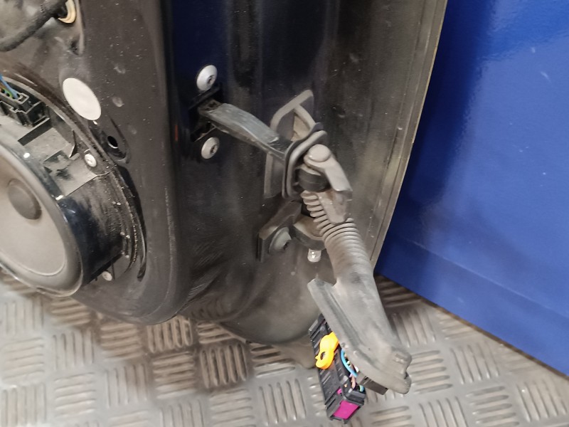 Recambio de puerta delantera izquierda para skoda rapid 1.6 tdi dpf referencia OEM IAM   