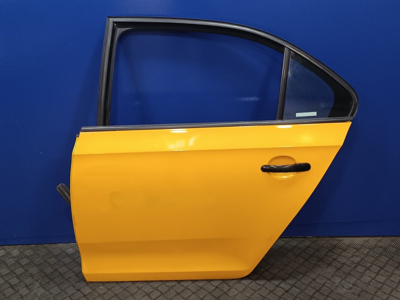 Recambio de puerta trasera izquierda para skoda rapid 1.6 tdi dpf referencia OEM IAM   
