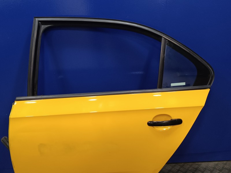 Recambio de puerta trasera izquierda para skoda rapid 1.6 tdi dpf referencia OEM IAM   
