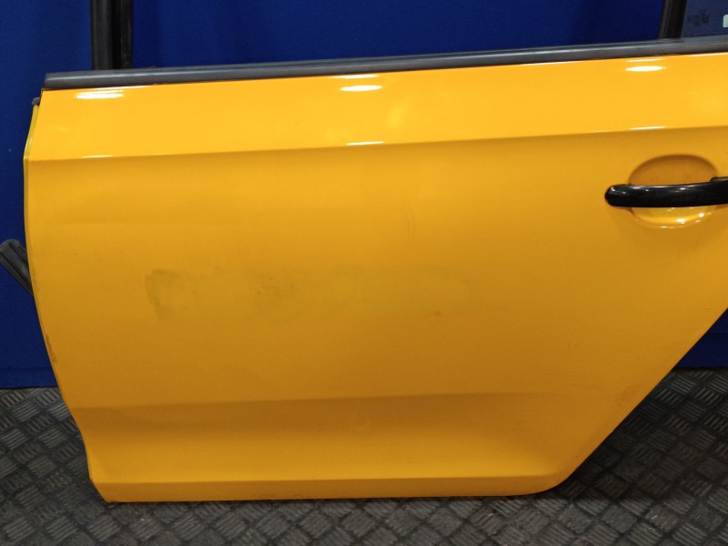 Recambio de puerta trasera izquierda para skoda rapid 1.6 tdi dpf referencia OEM IAM   
