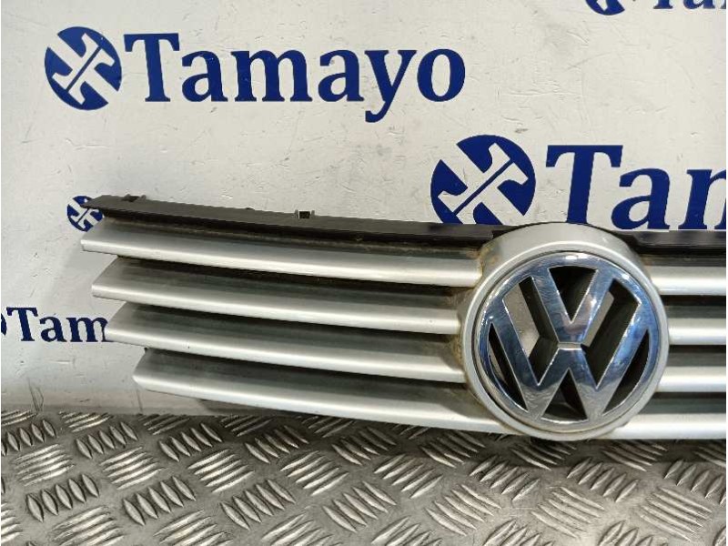 Recambio de rejilla delantera para volkswagen polo berlina (6n2) referencia OEM IAM 6N0853651J  6N0853655