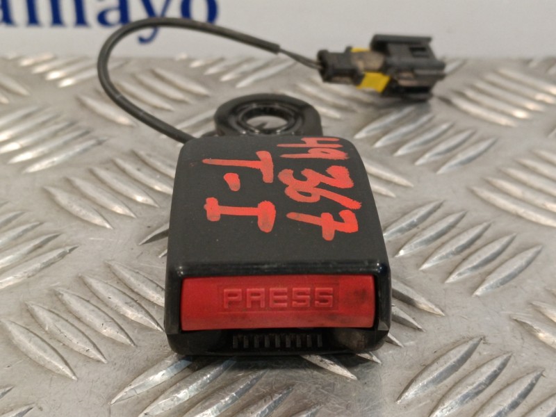 Recambio de enganche cinturon trasero izquierdo para peugeot 207 cc 1.6 16v referencia OEM IAM 7284C  