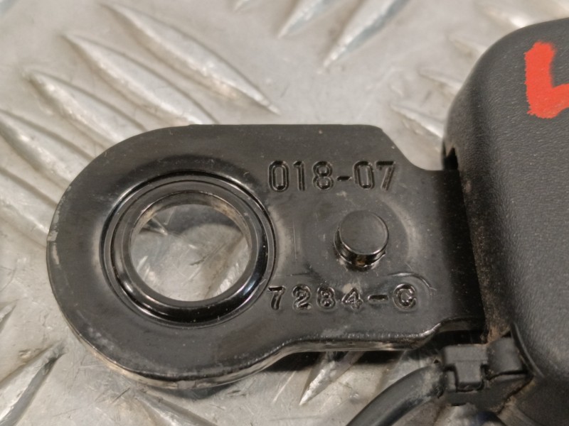 Recambio de enganche cinturon trasero izquierdo para peugeot 207 cc 1.6 16v referencia OEM IAM 7284C  