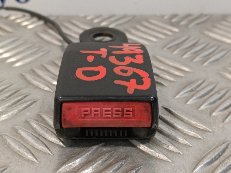 Recambio de enganche cinturon trasero derecho para peugeot 207 cc 1.6 16v referencia OEM IAM 7284C  