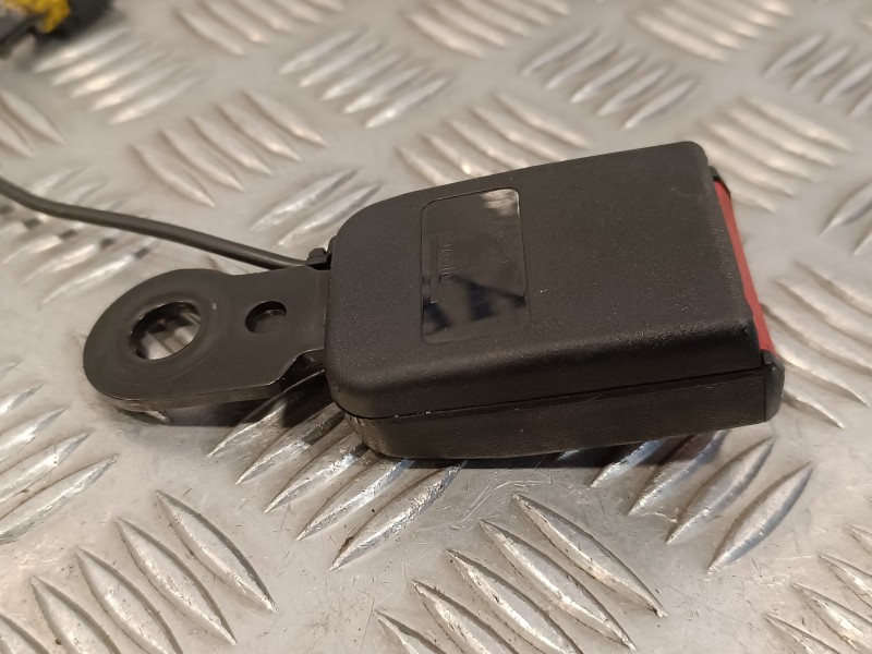 Recambio de enganche cinturon trasero derecho para peugeot 207 cc 1.6 16v referencia OEM IAM 7284C  