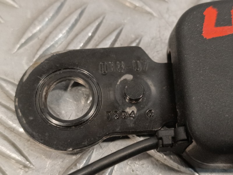 Recambio de enganche cinturon trasero derecho para peugeot 207 cc 1.6 16v referencia OEM IAM 7284C  