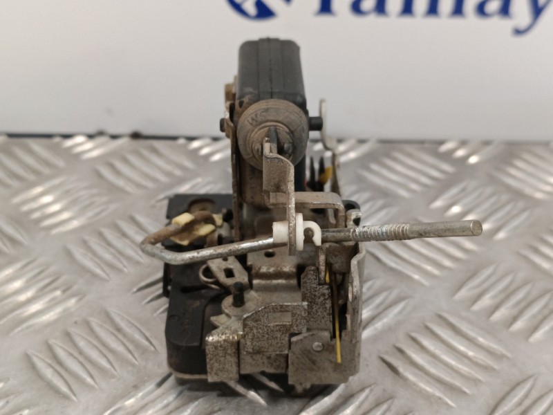 Recambio de cerradura puerta trasera izquierda para dacia sandero 1.4 cat referencia OEM IAM 8200735248  