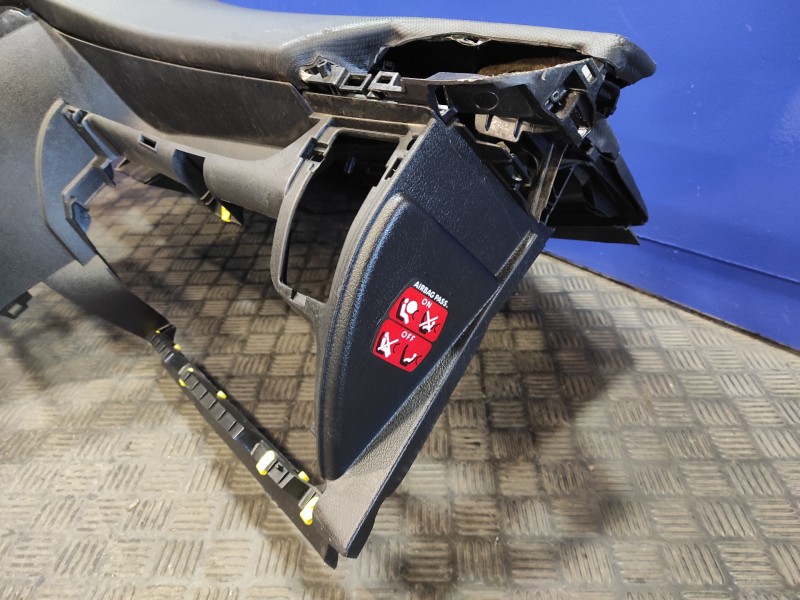 Recambio de salpicadero para peugeot 207 cc 1.6 16v referencia OEM IAM 9650086677  