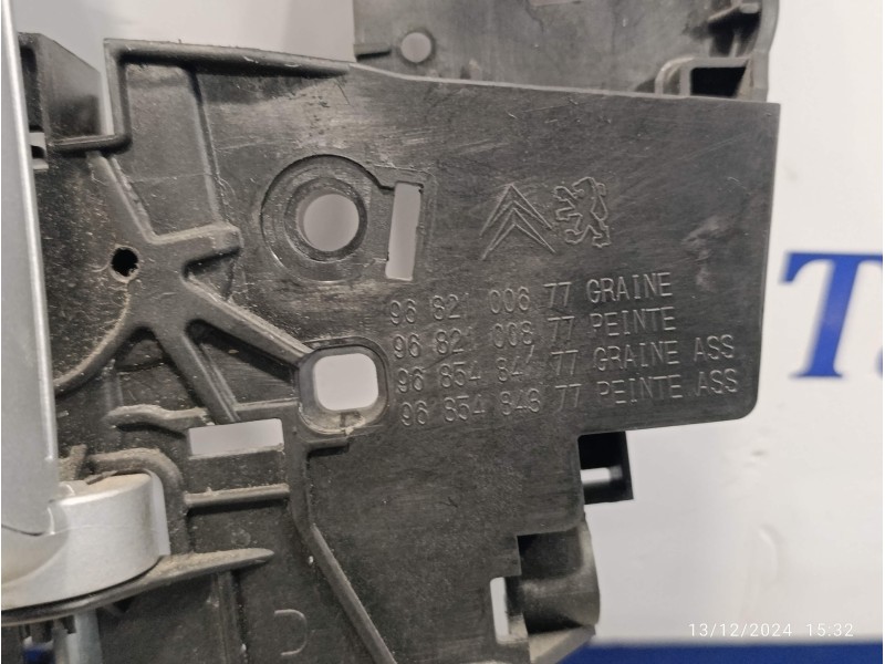 Recambio de maneta interior lateral derecha para peugeot partner teppe referencia OEM IAM 9682100677 9685484177 9682100877