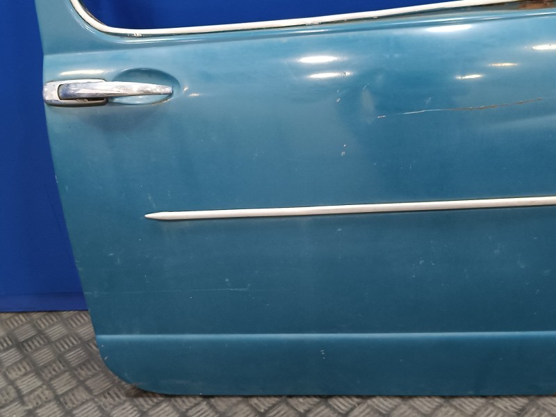 Recambio de puerta delantera derecha para seat 600 referencia OEM IAM   