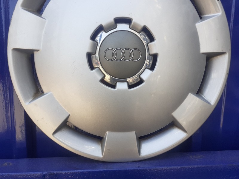Recambio de tapacubos para audi a3 (8p) 1.2 16v tfsi referencia OEM IAM 8P0601147A  