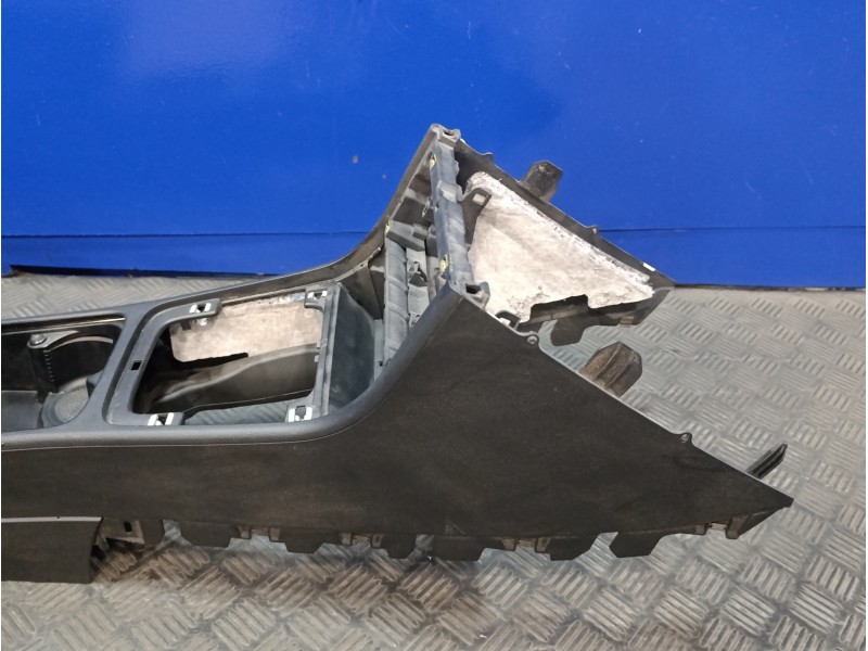 Recambio de consola central para volkswagen passat variant (3c5) 2.0 tdi referencia OEM IAM 3C0863323  3C0858329A